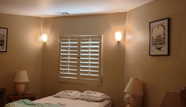 Cozy Blue Room in a house in quiet Redlands with WiFi, AC, heater, laundry, etc