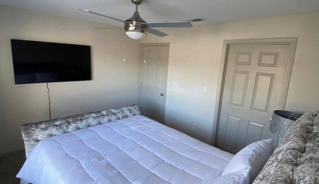 Cozy Blues Stay W/FREE parking!