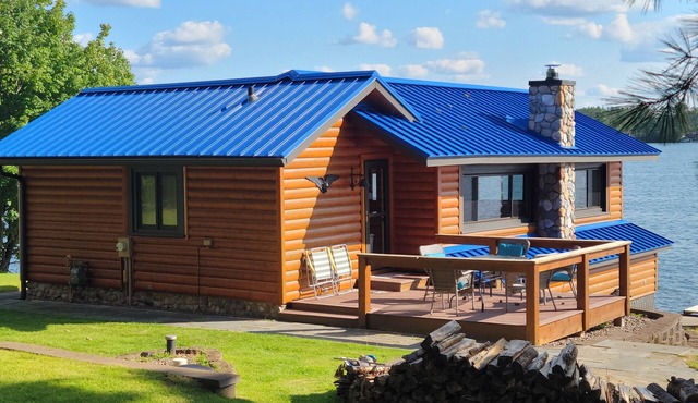Cozy boat house on the lake! Private dock and beautiful water views!