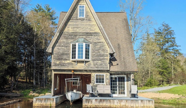 Cozy Boathouse On the Water
