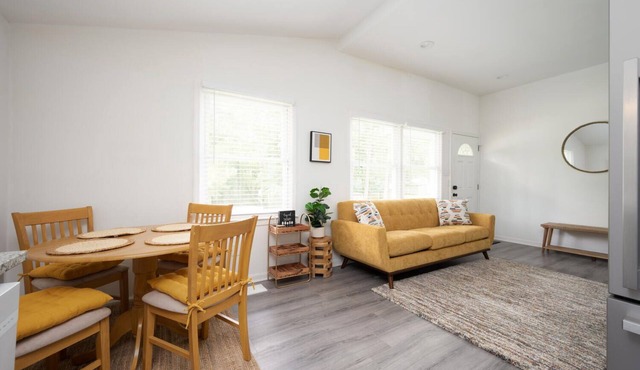 Cozy Bohemian Bungalow- 9 mins to Airport, GA Convention center, 20 to midtown.