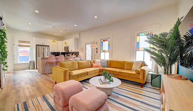 Cozy Boho Bungalow Near Downtown with Spa