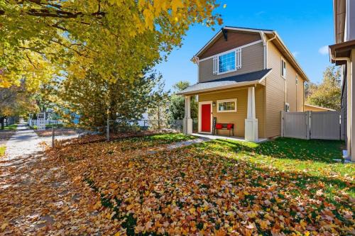 Cozy Boise Getaway walk to Stadium Fireplace Garage