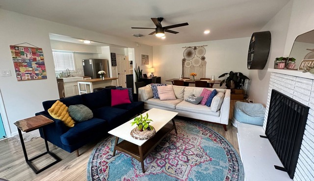 Cozy Bountiful Bungalow Walking Distance To Town Square