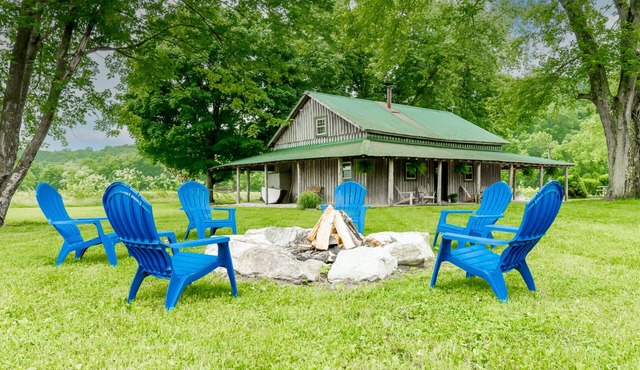 Cozy Bourbon Country Cabin with HOT TUB and Fire Pit on Brashears Creek