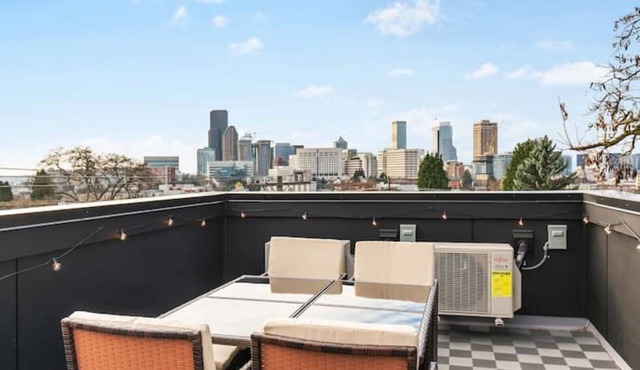 Cozy Brand New 2B2B Space Needle View Pet Friendly