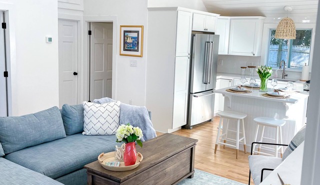 Cozy BRAND NEW.3 bed 1 Bath, .8 Mile to Beach.