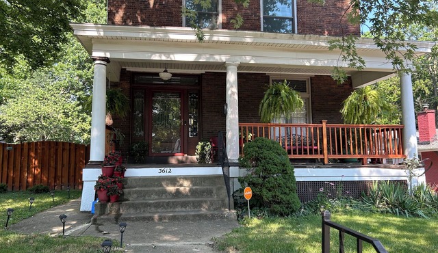 Cozy Brick house - 3 BR, 2 1/2 Bath, fenced in back yard with privacy fence.