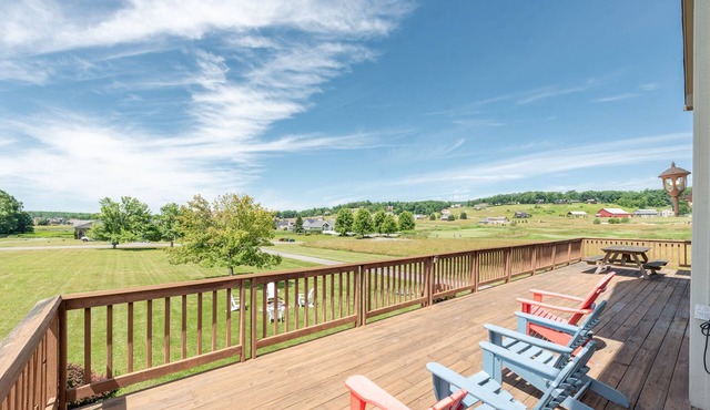 Cozy & Bright Family Fun w/Pool Table & Fireplaces
