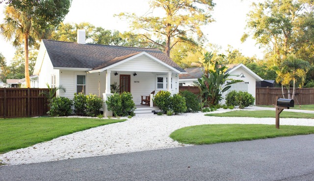 Cozy & Bright Fully Renovated Coastal Cottage