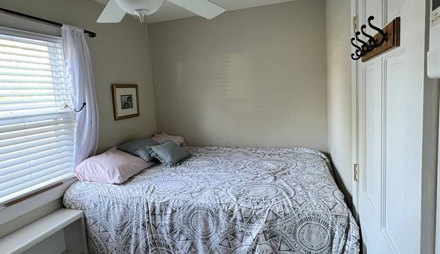 Cozy, bright house, huge sunroom, screened porch, outside deck/shower, fireplace