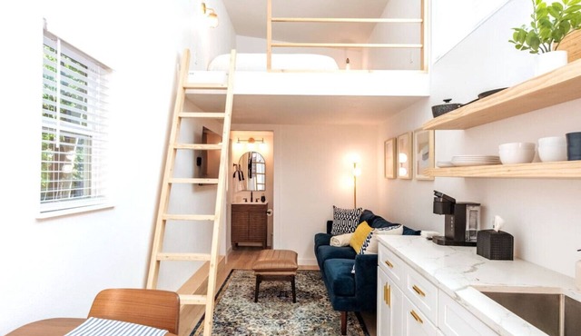 Cozy & Bright Mid-Century Gem in Eastside Action!