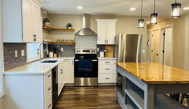 cozy bright modern farm house feel conveniently located 3 bed 2 bath