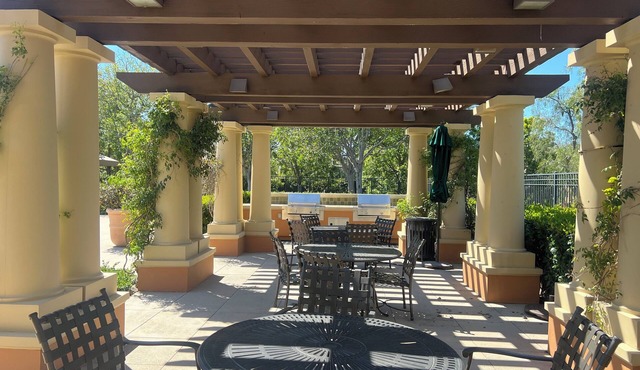Cozy & Bright Townhouse, Pool+Basketball+Tennis Across the Way