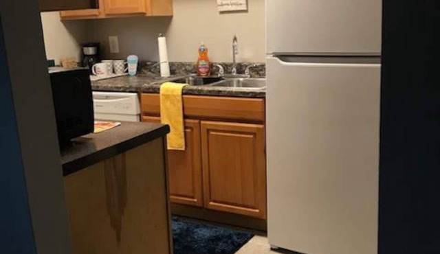 Cozy & Bright Two Bedroom Beach Location