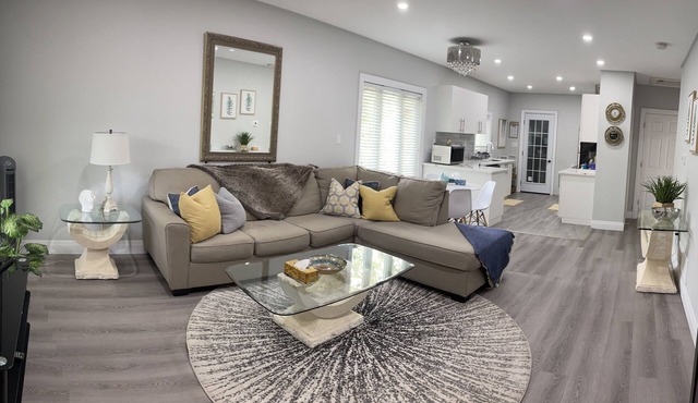 Cozy & bright upper unit; 3BD with workspace; free parking; private laundry