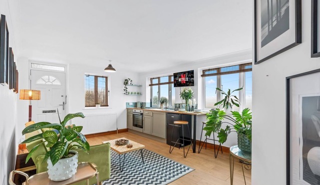 Cozy Brighton Escape | Countryside Views & Parking