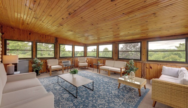 Cozy Brookville Home w/Fire Pit & Deck!