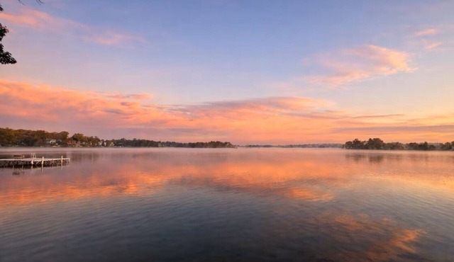 Cozy Browns Lake Retreat. Near Lake Geneva. Private Beach. Fire Pit. Game Room
