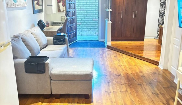 Cozy Bsmt Apt Near Toronto