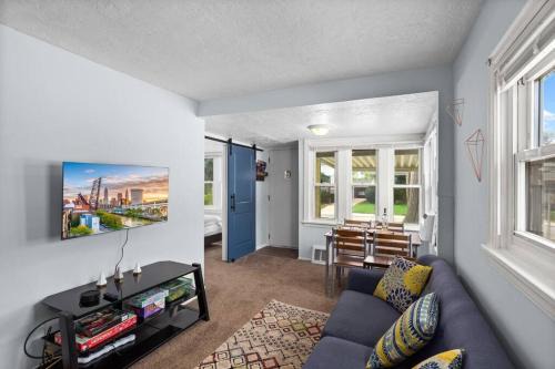 Cozy Bungalow 10 Min to DTWN CLE