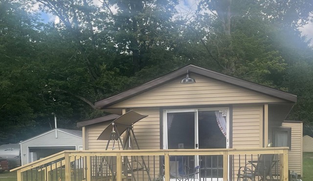 Cozy bungalow bring your off road vehicle and snowmobiles.
