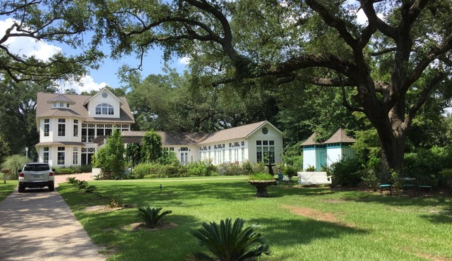 Cozy bungalow charm!