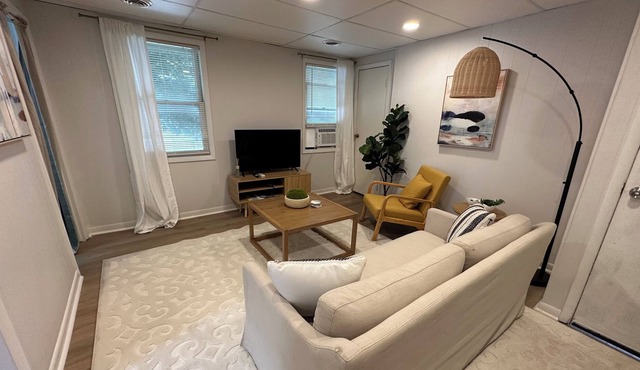 Cozy Bungalow Downtown