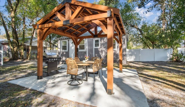 Cozy Bungalow, Fenced Yard, Small Pup Friendly, BBQ, Gazebo, Close to Downtown, Walk to Restaurants