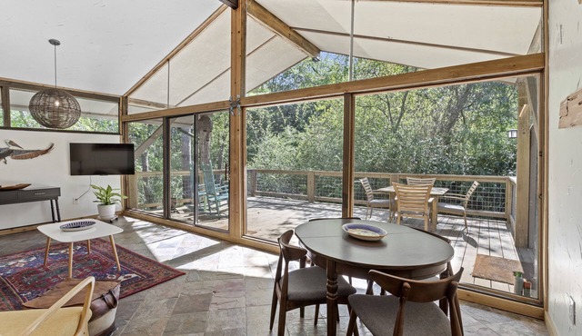 Cozy bungalow half a mile to East Beach - Pet Friendly