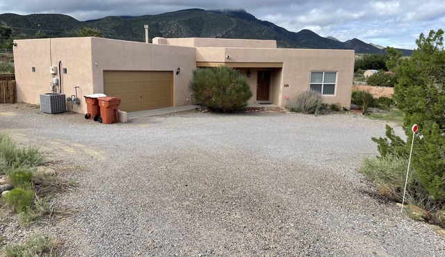 Cozy Bungalow -Historic Village Placitas, NM, 19 mi - 25 min to Balloon Festival