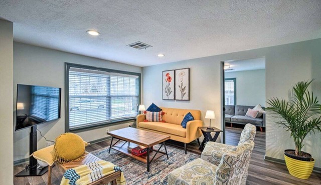 Cozy Bungalow Home, The Heights, 6 miles to Downtown!