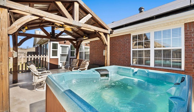 Cozy Bungalow-Hot tub-6 mi to UofA & DT-Sleeps 8