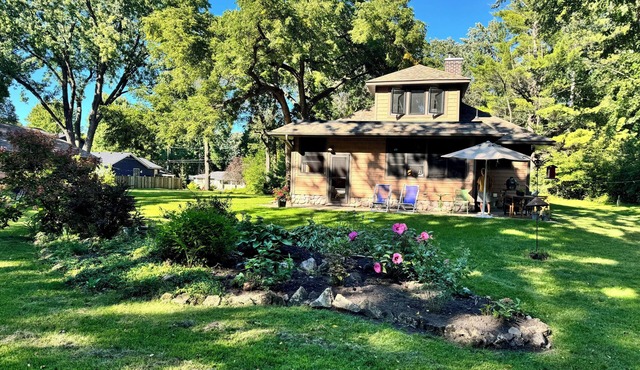 Cozy bungalow in beautiful White Bear Lake.