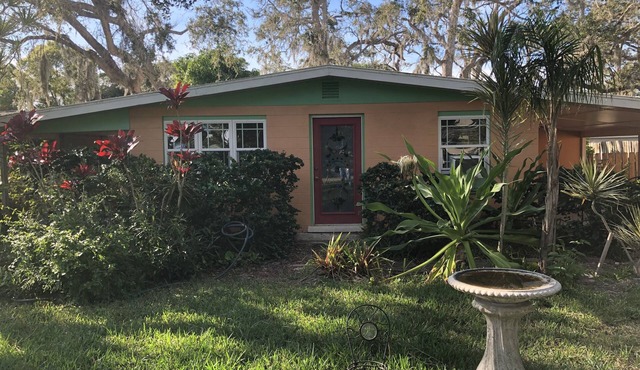 Cozy bungalow in charming Bay Point subdivision 2 minutes to Nokomis beach.