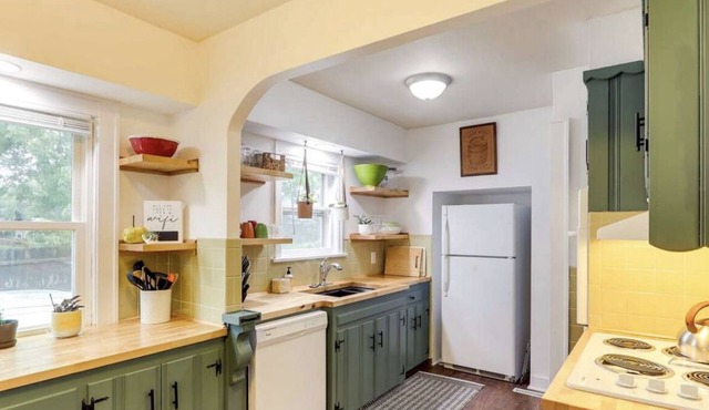 Cozy bungalow in Delano - minutes from downtown and the river