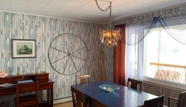 Cozy bungalow in downtown Lewisporte, watch the boats come from the front deck.