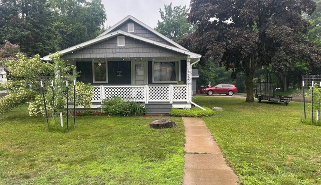 Cozy bungalow in Marquette w/hot tub. Minutes from Lake Superior and downtown.