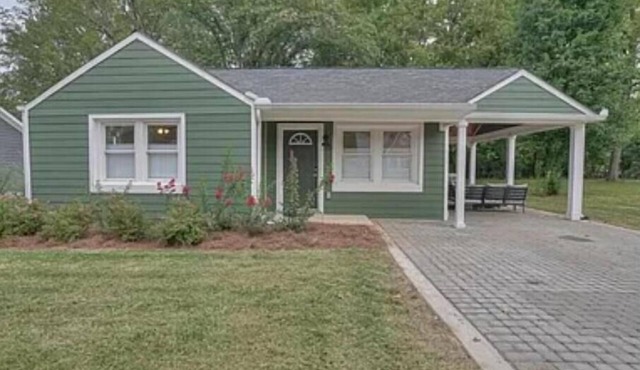 Cozy bungalow in the heart of Murfreesboro. Pet friendly.