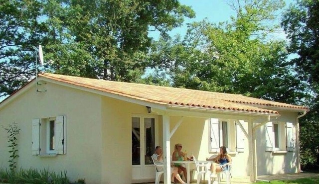 Cozy bungalow in the authentic French countryside