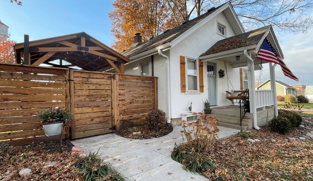 Cozy Bungalow in the quaint small town of Louisburg!