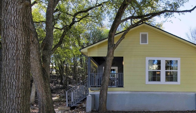 Cozy bungalow in the woods, across from Texas State University!