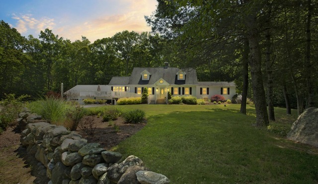 Cozy Bungalow Just Minutes From Mystic, Westerly Beaches, Boating And Casinos! 1 Bedroom Bungalow by RedAwning