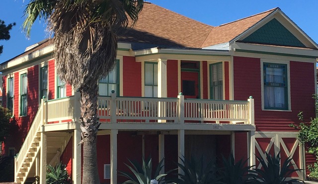 Cozy Bungalow located 2 blocks from the beach-