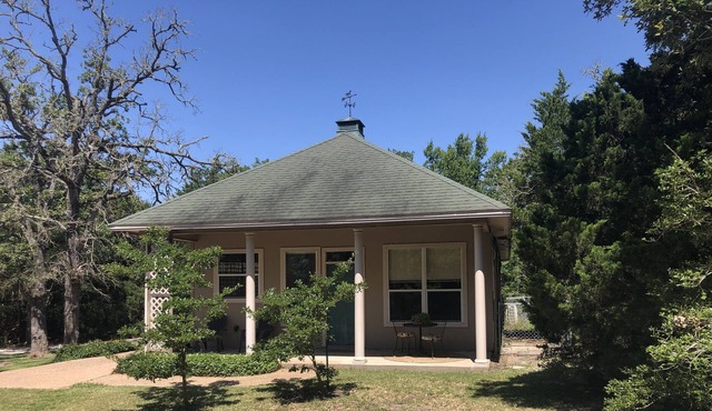 Cozy Bungalow minutes from A & M