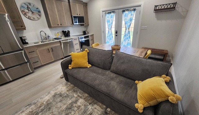 Cozy bungalow minutes from the beach and the beautiful downtown of Port Stanley!