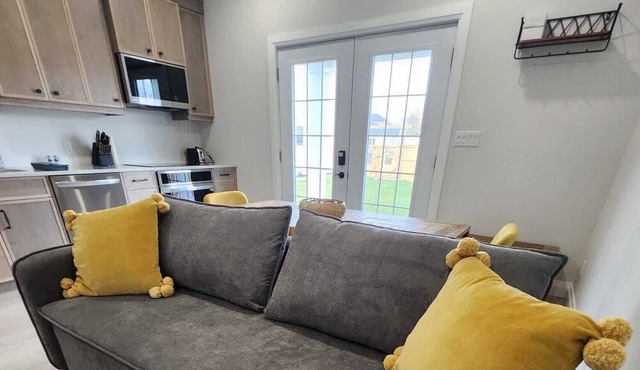 Cozy bungalow minutes from the beach and the beautiful downtown of Port Stanley!
