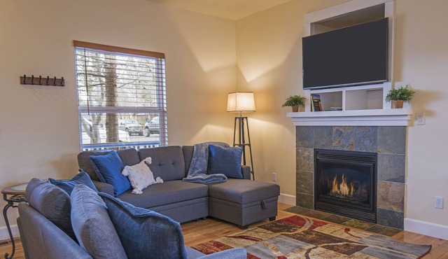 Cozy bungalow - minutes from downtown & Old Mill district