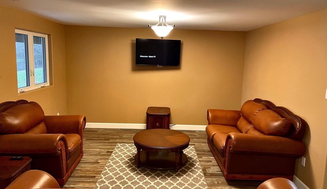 Cozy Bungalow Nestled atop North Shore Hay Bay, Napanee