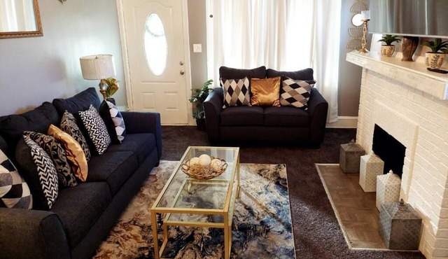 Cozy Bungalow Near Lake and downtown